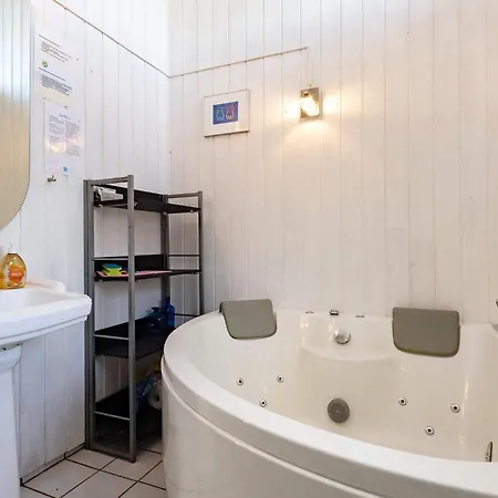 8 Person In Saltum-by Traum *